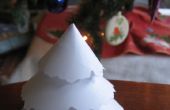 Cubierto de nieve árbol de Navidad de papel