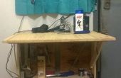 Mesas de estanterías de palets con herramientas manuales y taladro