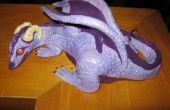 Escultura de un dragón púrpura