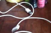 Cable USB y auriculares rayas