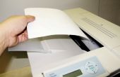 Gire un muerto impresora en una máquina destructora de documentos