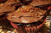 Caramelo relleno gooey chocolate cupcakes con chocolate glaseado y bacon bits