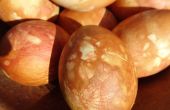 Huevos de Pascua teñidos holandés con las pieles de cebolla y flores