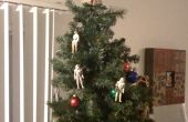 Utilizar tus figuras de acción Star Wars vieja para hacer un árbol de Navidad con temas cool Star Wars