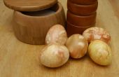 Huevos con pieles de cebolla y jugo de remolacha de color