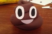 Emoji caca feliz hecha de arcilla