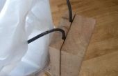 Papelera simple de palletwood y alambre de acero doblado