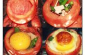 Al horno, huevos, jamón, espárragos en tazas de tomate