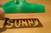 Coche del juguete impreso 3D con un recorte de nombre