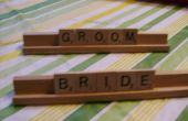 Las placas de identificación de Scrabble para la novia y el novio