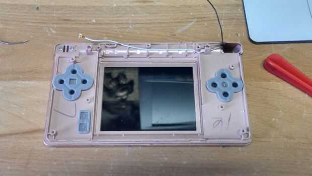 Cómo Solucionar Un Roto Ds Lite Paso 6 Retirar La Bisagra Y La Parte Superior De La Caja Askix Com