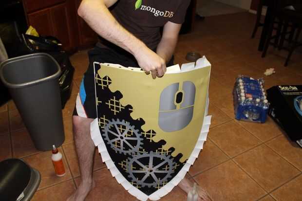 Escudo medieval calentador / Paso 10: Estira la lona sobre escudo