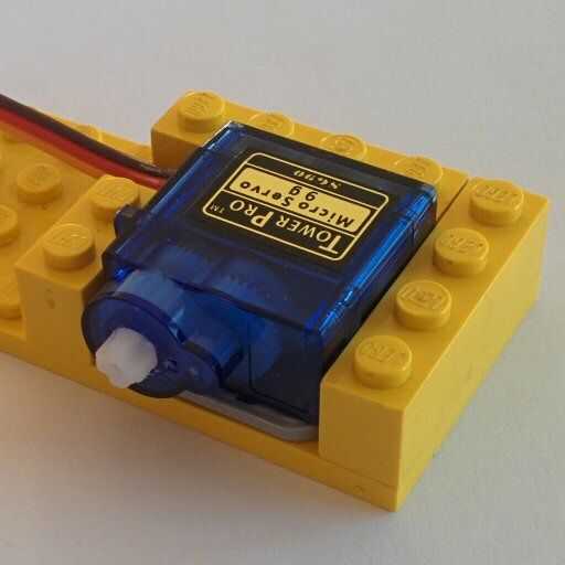 Motor servo adaptado a Lego / Paso 4 Fijar las piezas de Lego para el
