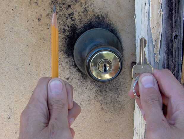 Cómo lubricar la cerradura de una puerta con un lápiz
