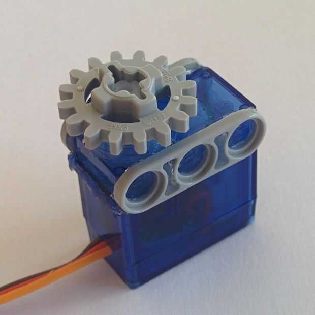 Motor servo adaptado a Lego / Paso 4 Fijar las piezas de Lego para el