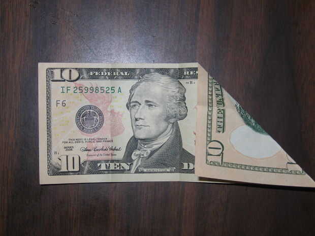 Doblar un billete de un dólar en un rectángulo demasiado pequeño