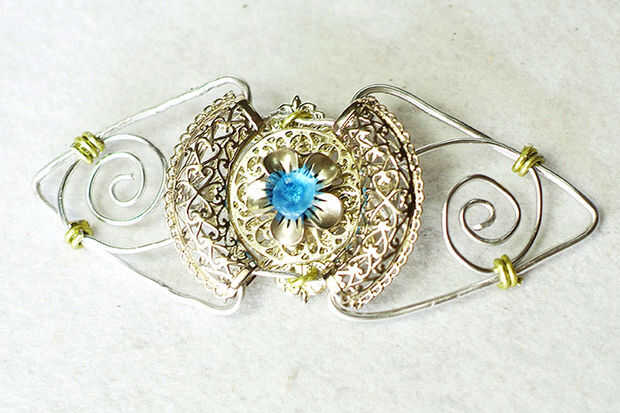 un broche Vintage de Metal con perlas de vidrio - askix.com