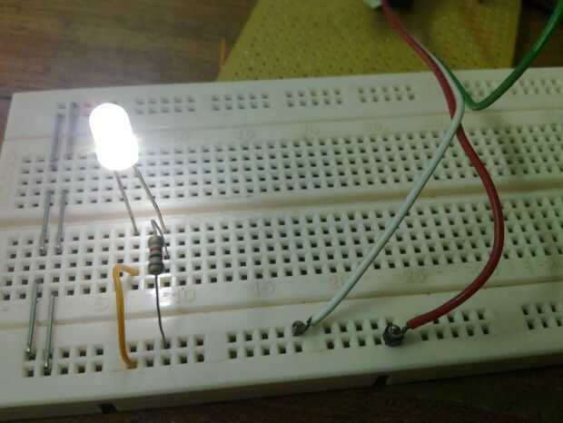 Cmo usar un protoboard / Paso 4: Circuito de LED Simple - askix.com