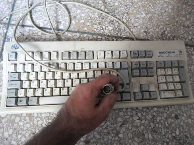 Mejor escapar exposición DIY teclado viejo 5-pin DIN a PS2 converter / Paso 1: - askix.com